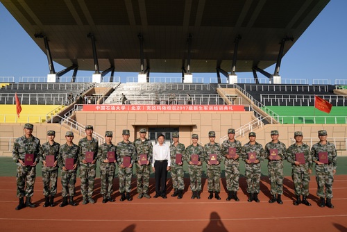 20170910-中國石油大學(xué)（北京）克拉瑪依校區(qū)舉行2017級新生軍訓(xùn)結(jié)典禮-劉宇峰.11
