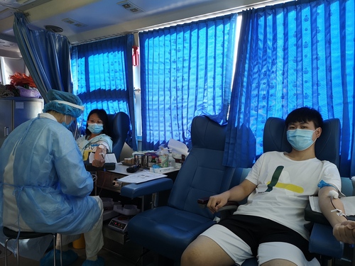 弘揚(yáng)抗疫精神，校區(qū)組織師生參加無償獻(xiàn)血4