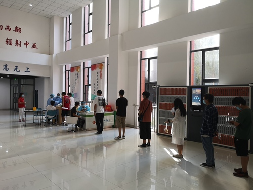 弘揚(yáng)抗疫精神，校區(qū)組織師生參加無償獻(xiàn)血2