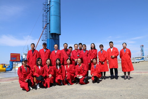 20190510校-區(qū)機關(guān)第一、第二黨支部前往風城油田作業(yè)區(qū)開展主題黨日活動-吳雙、張世棟、張璐璐 (1)